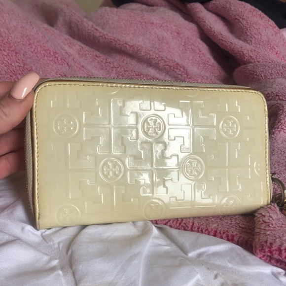 AUTH. Tory Burch Long Logo Zip Wallet - Picture 2 of 5